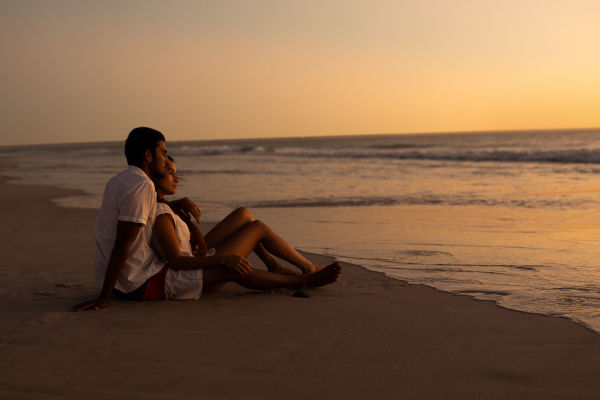 balade sur la plage couple amoureux